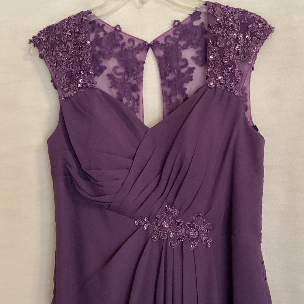 Stunning Elegant Eggplant Purple Lace-Shoulder Evening Dress - Picture 2 of 10